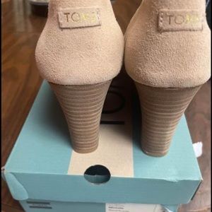 New with the box size 7 color tan  toms It can fit a size 6 1/2 as well